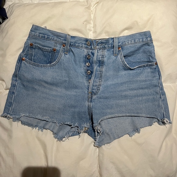 Levi’s Mid-Rise Jean Shorts - Picture 2 of 4